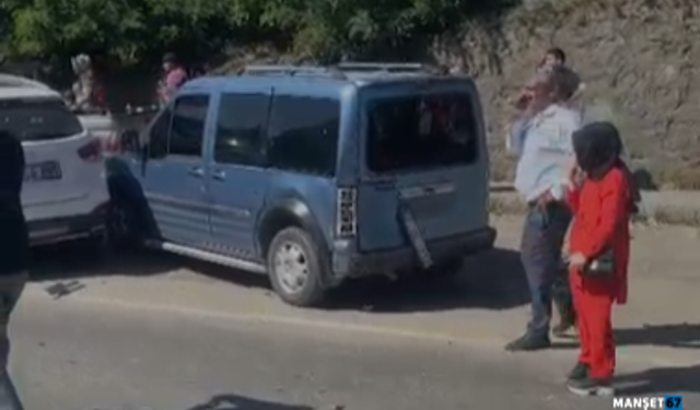 Kepez'de kaza... 4 araç birbirine girdi...
