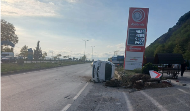 Önce banketlere sonra reklam panosuna çarptı...