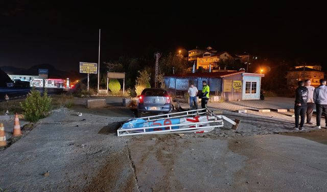 Hakimiyetini kaybetti... Reklam panosuna çarptı...