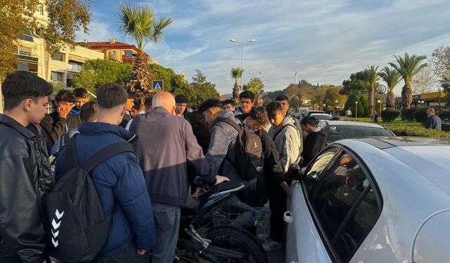 Seyir halindeki otomobile çarptı... Hastaneye kaldırıldı...