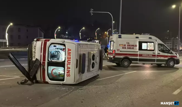 Ambulans devrildi; 3 sağlık personeli yaralı...