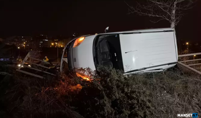 Hafif ticari araç ile otomobil çarpışıp devrildi...