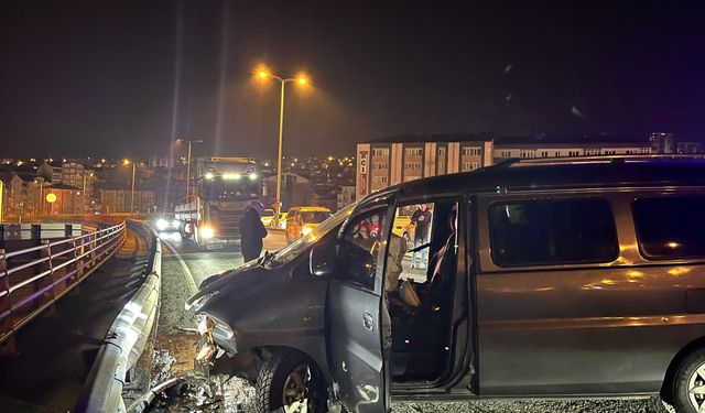 Ticari kamyonet bariyerlere çarptı... 3 yaralı...