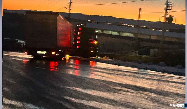 Yolda ki buzlanma TIR’ı makasladı…
