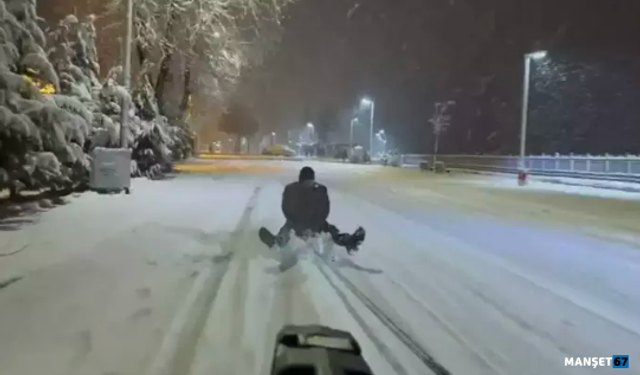 Otomobilin arkasında şambrelle kaydı...