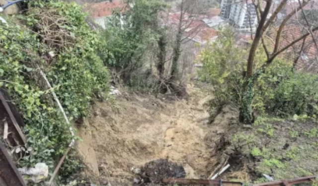 Heyelan'da su borusu patladı, elektrik direkleri devrildi..