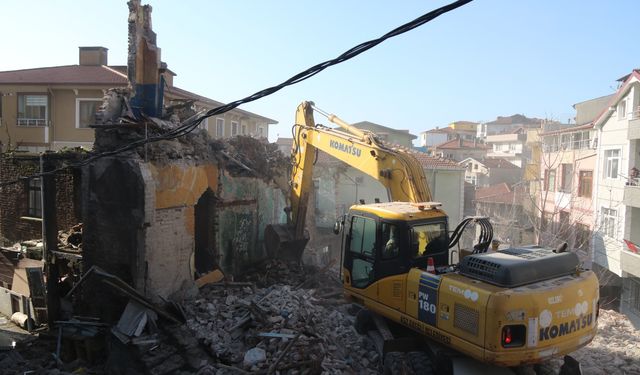 Metruk bina güvenli şekilde yıkıldı...