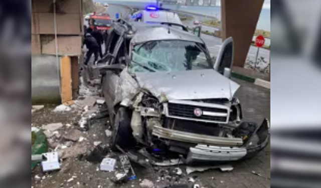 Güvenlik kulübesine çarptı... Baba ve oğlu...