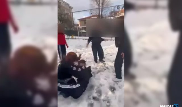 Parkta, kendilerinden küçük kızları darbettiler...