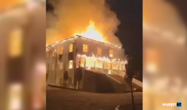 Köy camisi çıkan yangında alev alev yandı...