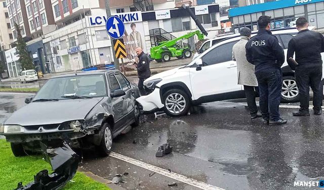 Cip ve otomobil kontrolsüz kavşakta çarpıştılar...