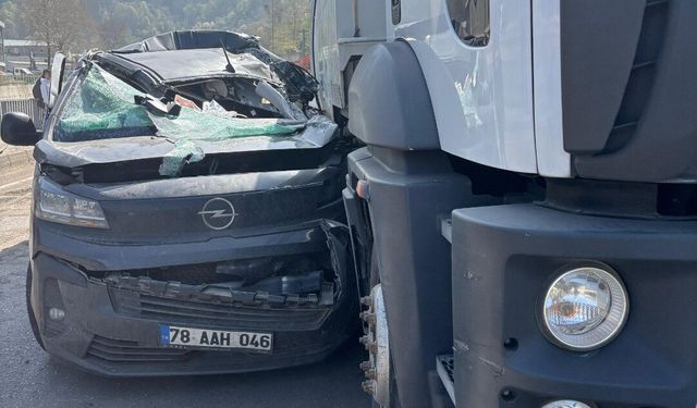 Feci kaza... Belediye aracına çarptı...