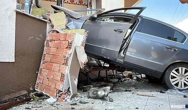 Önce otomobile sonra cami duvarına… Yaralılar var…