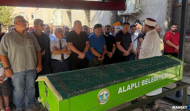 Alaplı yardım gönüllüsü Tıncay Çil'e ağlıyor...