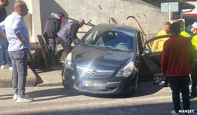 El frenini çekmedi… Otomobil kaldırıma durabildi…