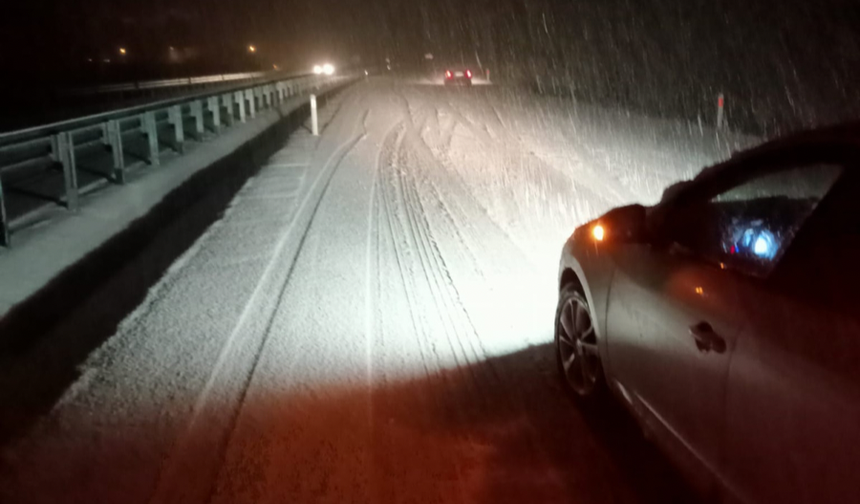 Zonguldak yoluna Mart karı yağdı