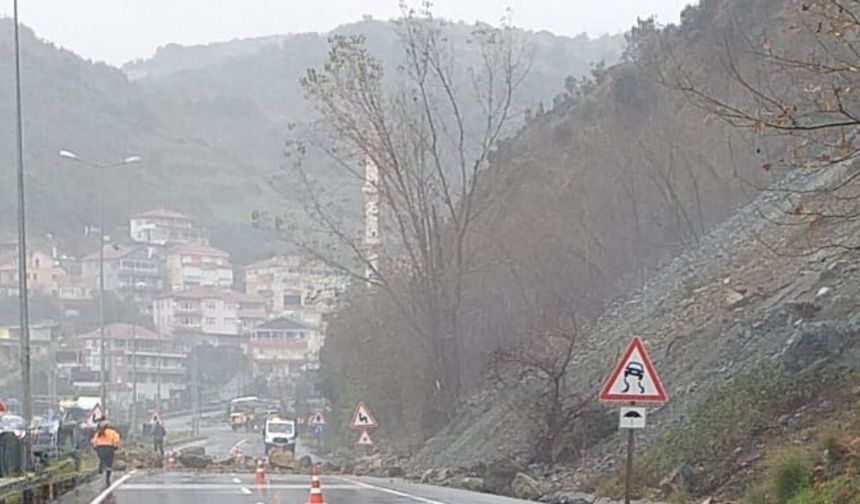 Yaşanan toprak kayması ulaşımı kapattı