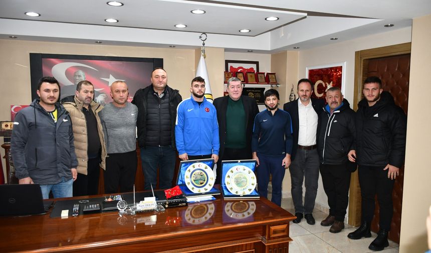Başkan Tekin şampiyon sporcuya plaket takdim etti