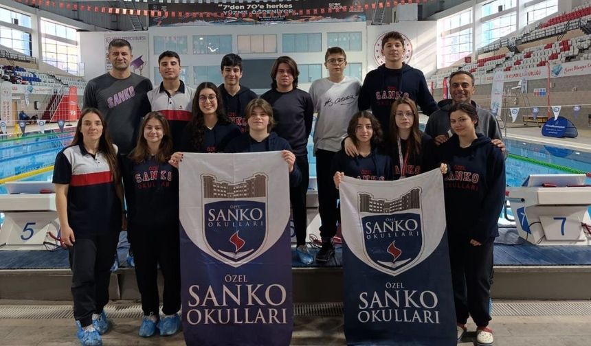 SANKO OKULLARI ÖĞRENCİLERİ YÜZMEDE BÖLGE İKİNCİSİ OLDU