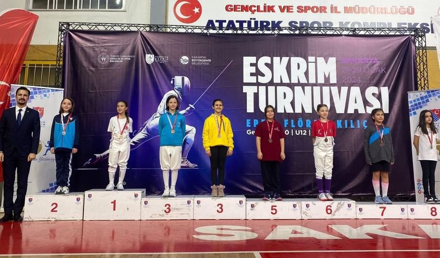 U14-U10 kadın açık kılıç'ta gümüş ve bronz madalya