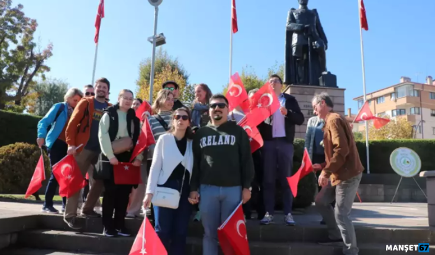 Ellerinde Türk bayrakları ile törene katıldılar...