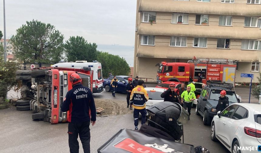 Freni boşalan kamyonet devrildi...