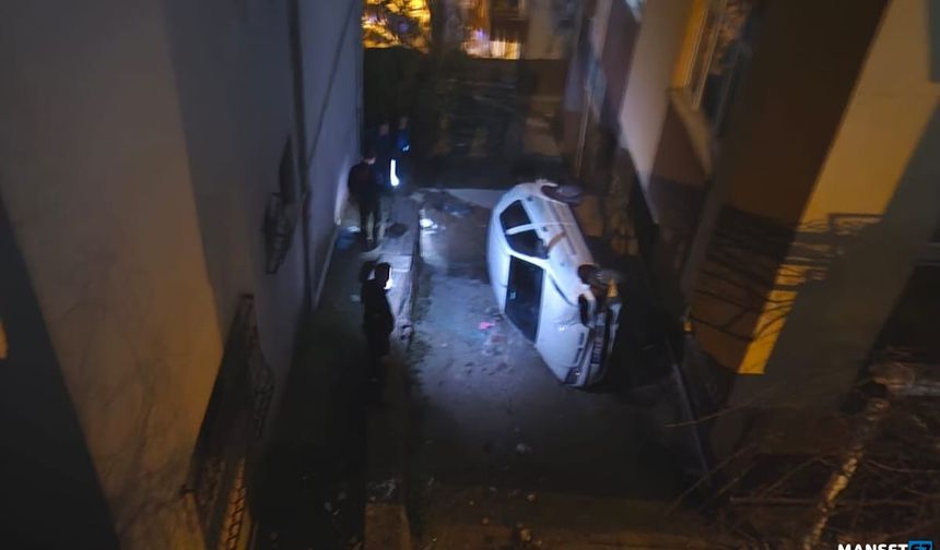El frenini çekmeyi unuttu... Arabası boşluğa düştü...