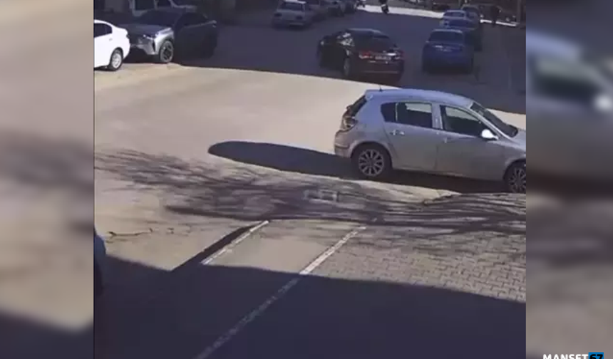 Motosiklet ile otomobilin çarpıştığı kaza kamerada...