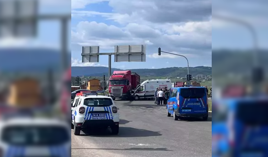 Ambulans kazaya karıştı...1'i ağır 8 kişi yaralandı...
