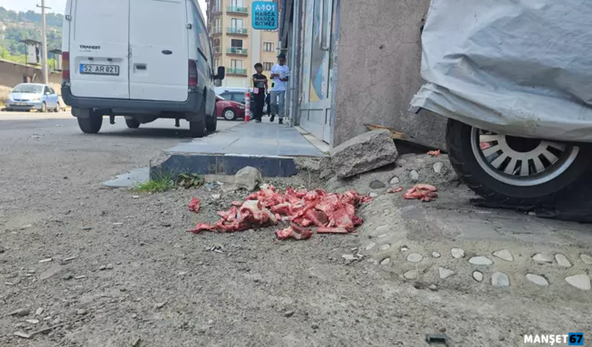 Kurban atıkları sokak ortasına bırakıldı...