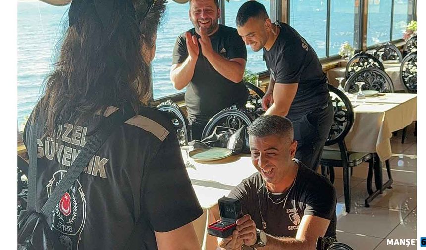 Arkadaşlarının önünde diz çöküp teklifi yaptı…