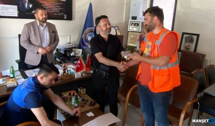 Temizlik personelinden örnek davranış...