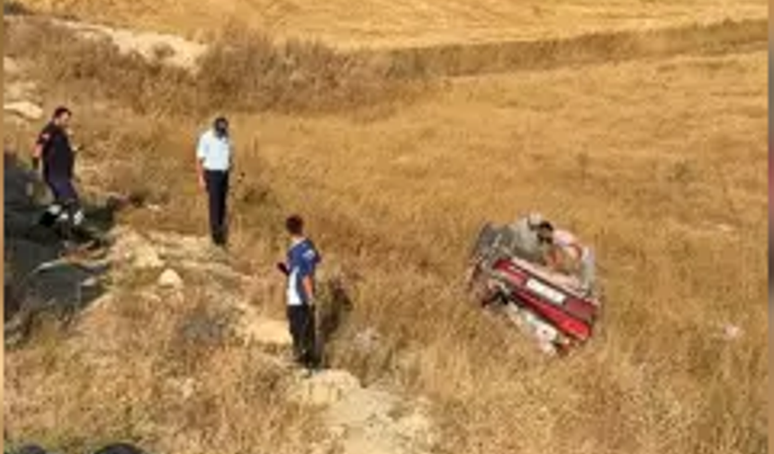 Otomobil tarlaya devrildi... 2'si çocuk 5 yaralı...