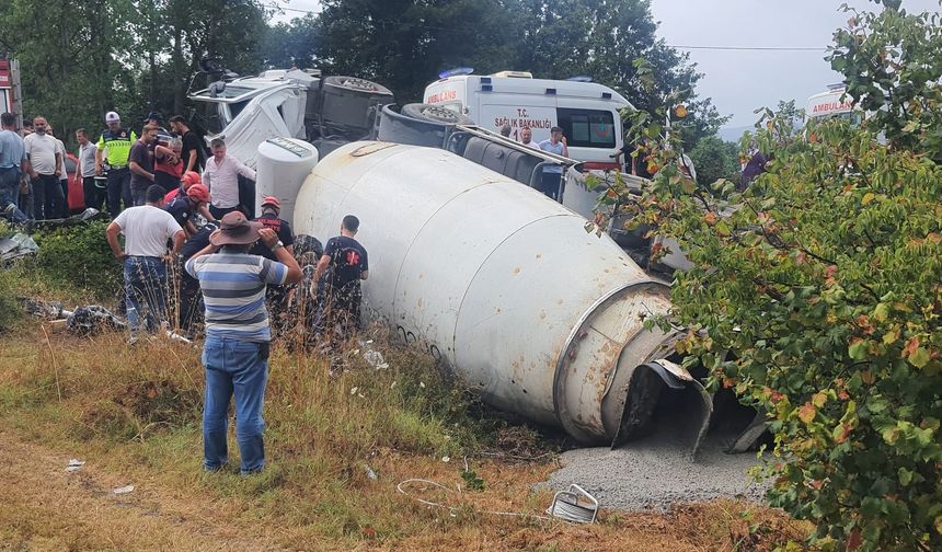 Mikser taksiyi kağıt gibi ezdi… 1 ölü…1 yaralı…