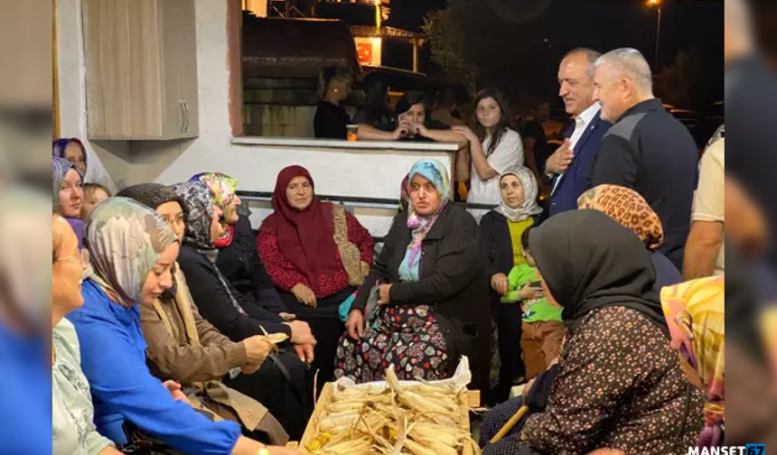 2 asırlık gelenek; 3 saat boyunca topluca mısır soydular...
