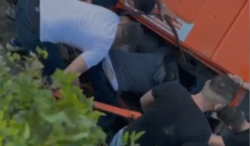 Uçuruma yuvarlanan TIR sürücüsünü madenciler kurtardı...