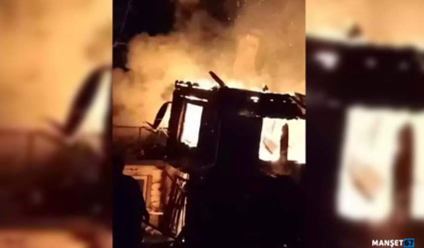 Gece yarısı yangın çıktı... Ahşap ev küle döndü...