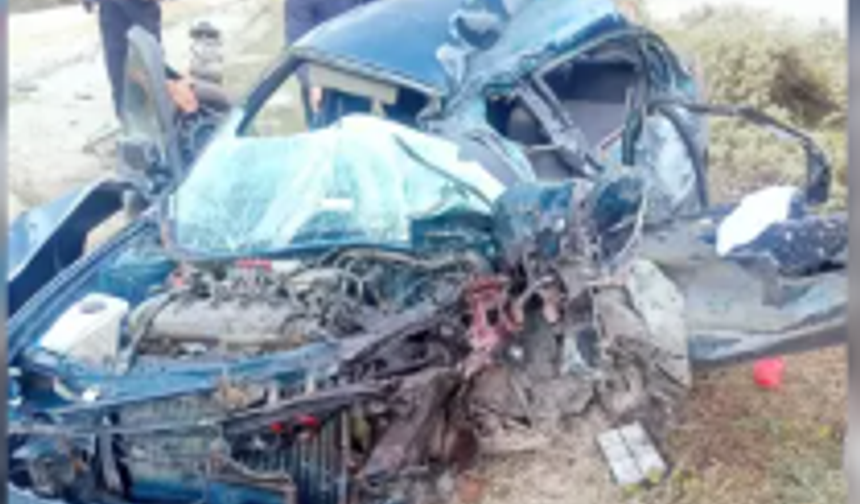 Kamyon ile otomobil çarpıştı... Feci kazada...