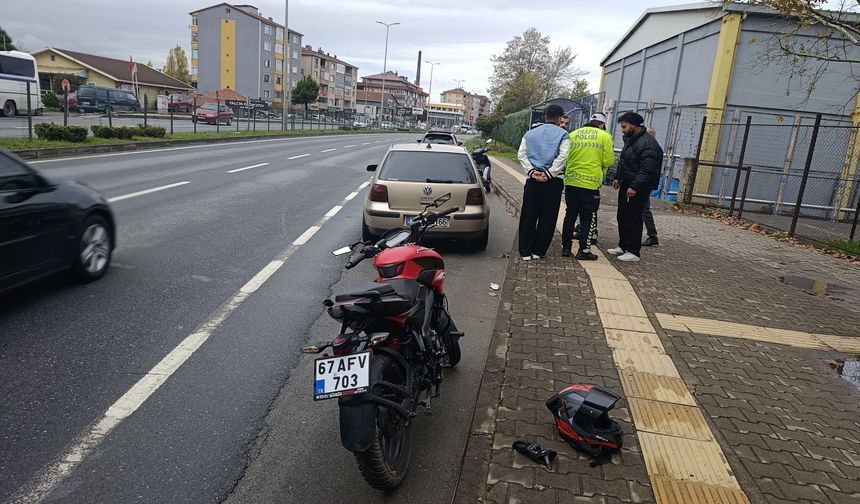 Motoru kaydırdı… Otomobillere çarptı…