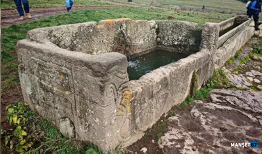 Doğa yürüyüşünde, su oluğu olarak kullanılan lahit buldular