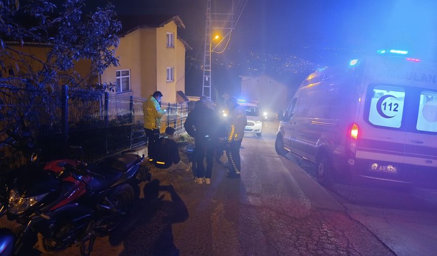 Motosiklet sürücüsü hakimiyetini kaybetti... Yolcu ise...