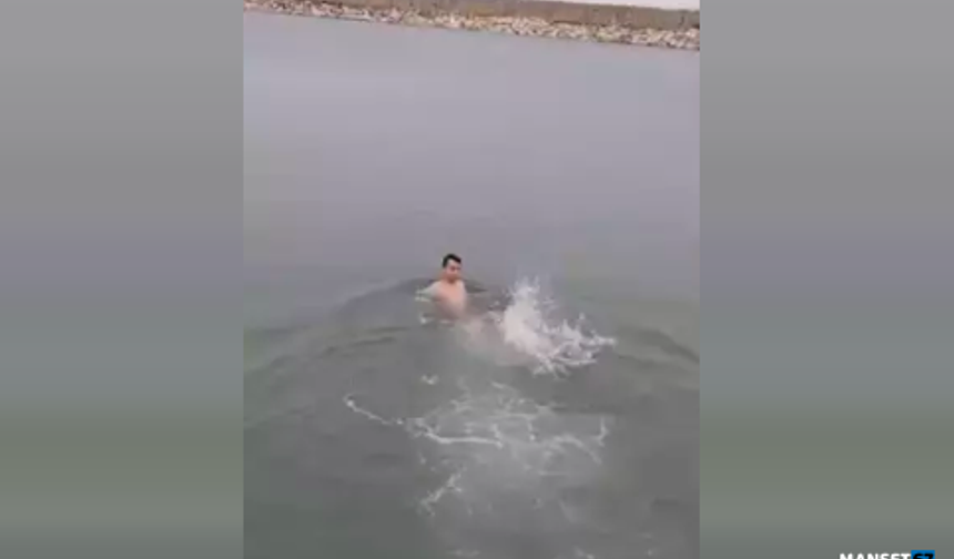 Soğuk havaya aldırmadan denize girip, yüzdü...
