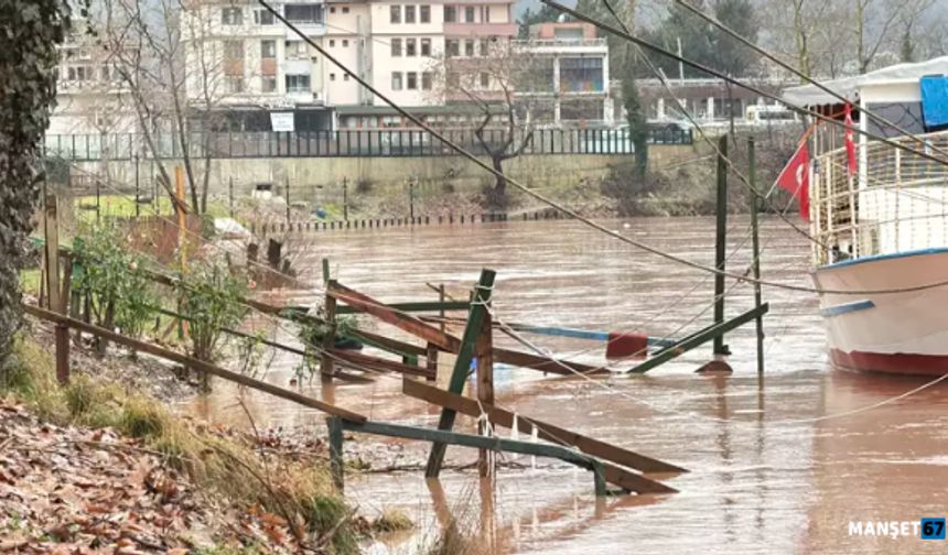 Eriyen kar ile sağanak birleşti... Irmak taştı...
