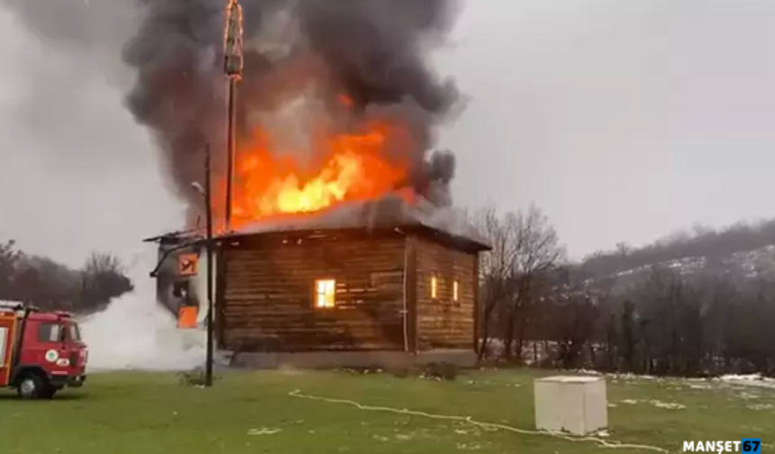 450 yıllık ahşap cami alevler içinde kaldı...