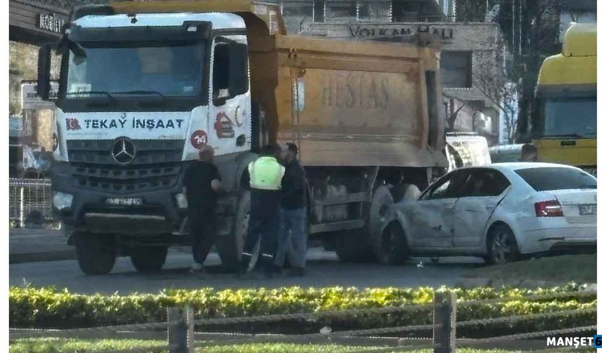 Hafriyat kamyonu otomobille çarpıştı…