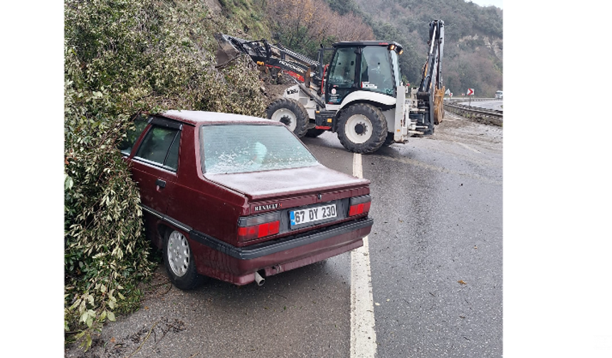 Alaplı - Ereğli yolunda korkutan heyelan...