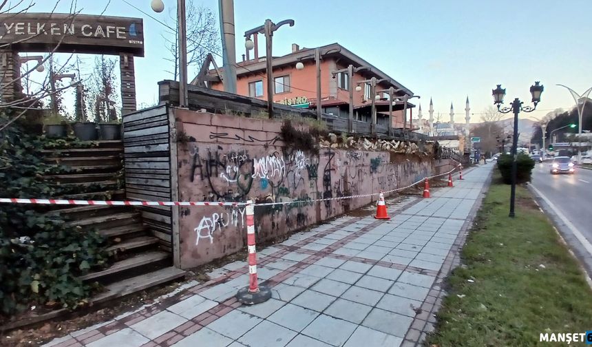 Kar yağışı, istinat duvarını çökertti...