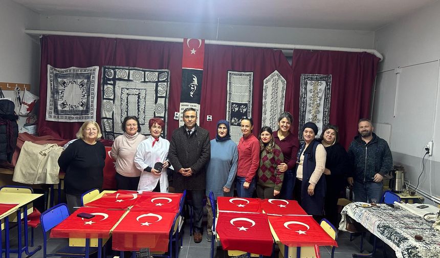 Türk Bayrağı sevgisi motiflere yansıdı...