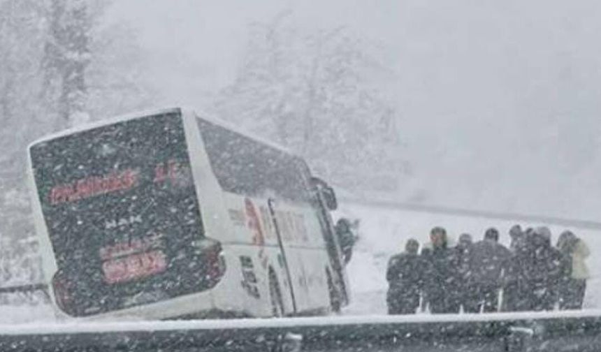 Kar yağışı kazaları beraberinde getirdi! Otobüs yoldan çıktı
