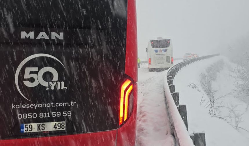 Zonguldak yolu kapandı... Araçlar yolda kaldı...